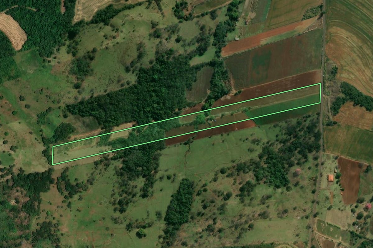 Imagem de satélite do imóvel rural em Assaí (PR), com o contorno declarado no CAR desenhado por cima.