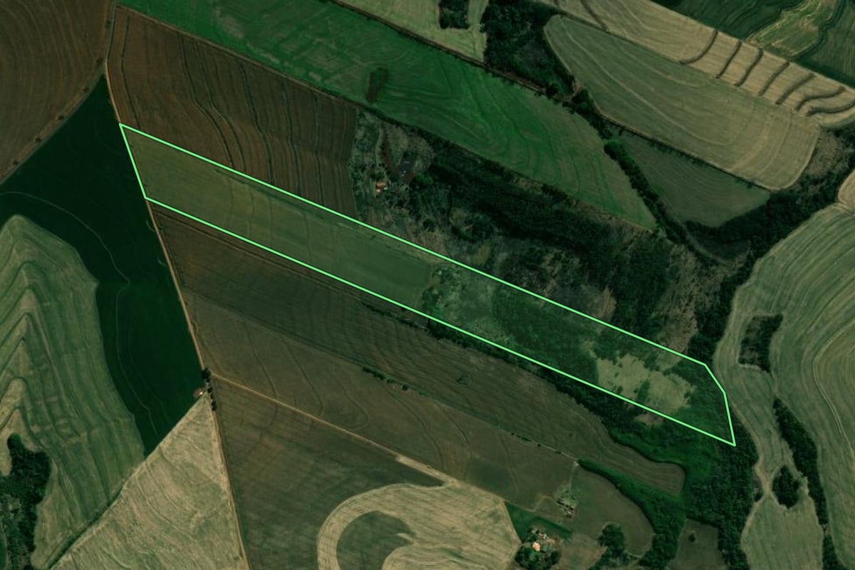 Imagem de satélite do imóvel rural em Assaí (PR), com o contorno declarado no CAR desenhado por cima.