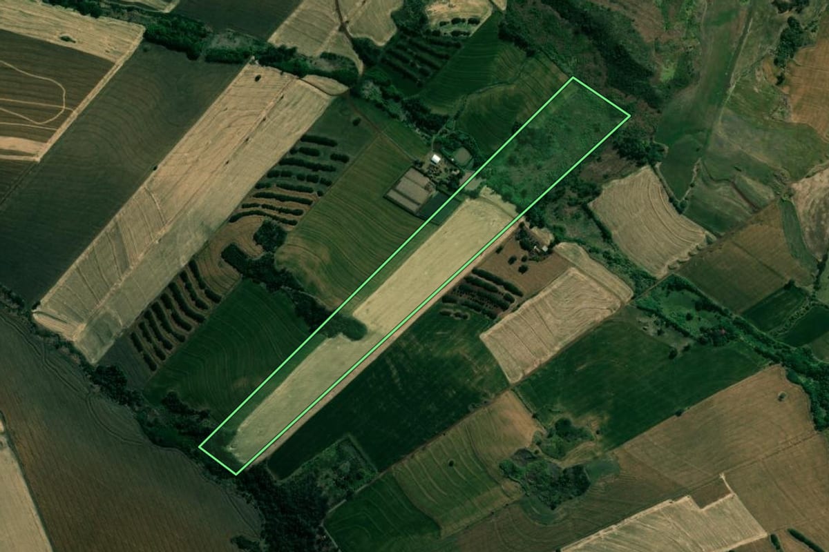 Imagem de satélite do imóvel rural em Assaí (PR), com o contorno declarado no CAR desenhado por cima.