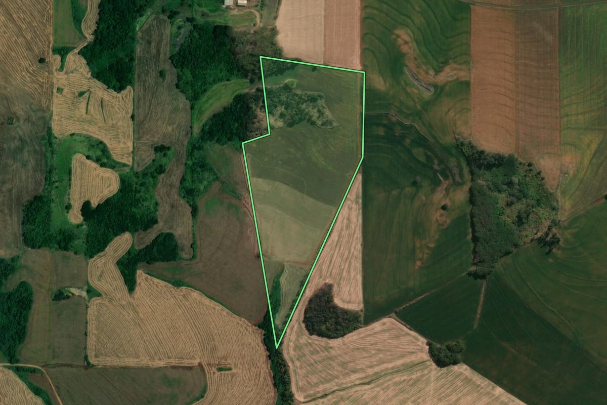 Imagem de satélite do imóvel rural em Assaí (PR), com o contorno declarado no CAR desenhado por cima.
