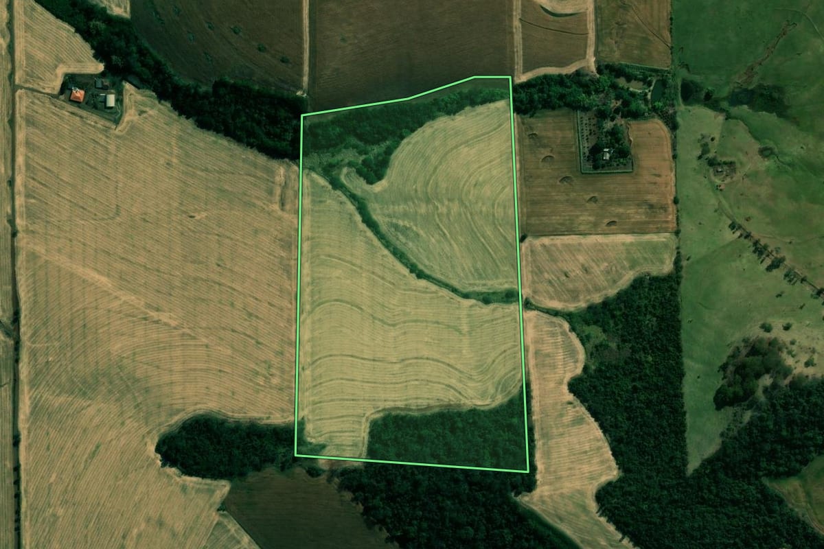 Imagem de satélite do imóvel rural em Assaí (PR), com o contorno declarado no CAR desenhado por cima.