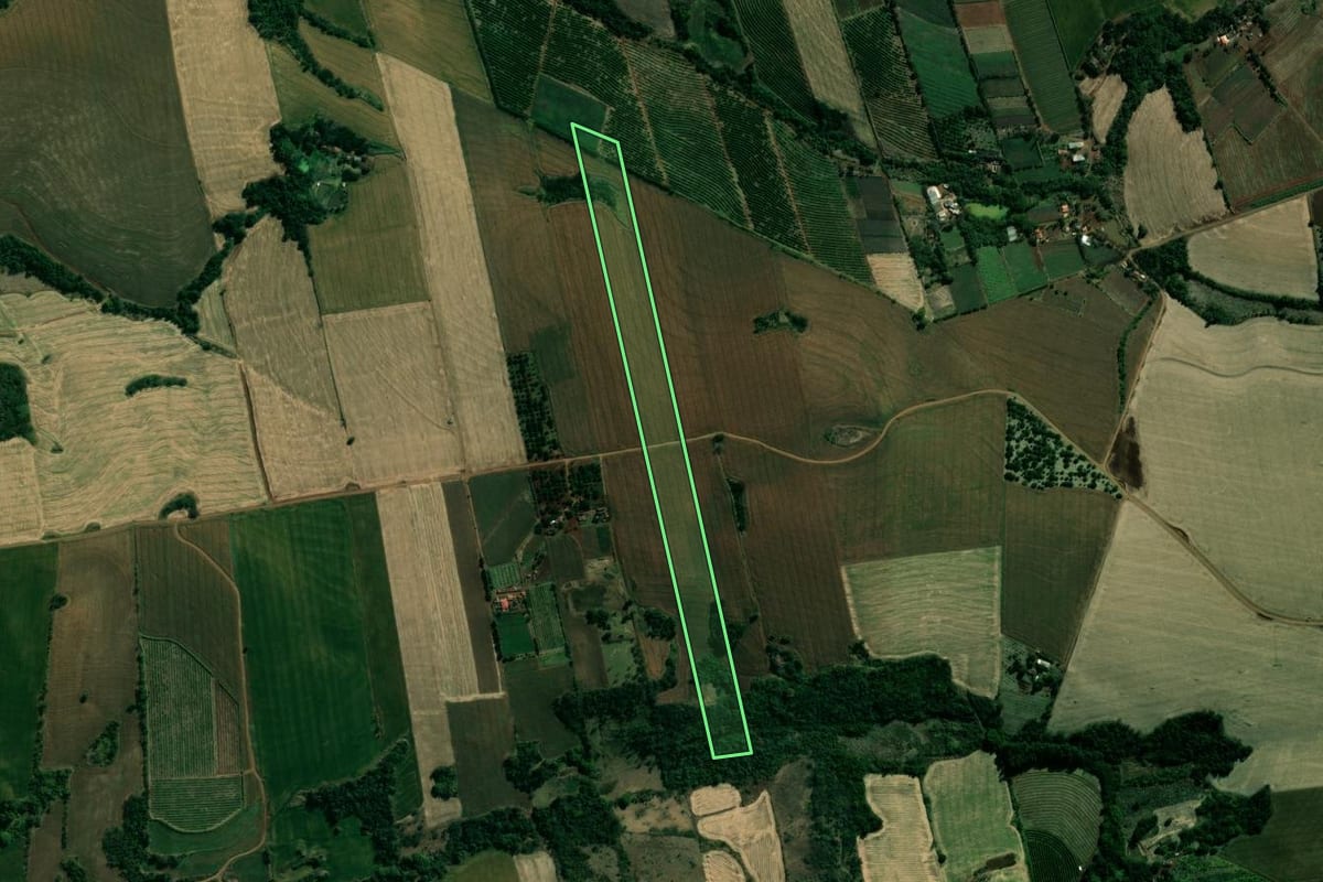 Imagem de satélite do imóvel rural em Assaí (PR), com o contorno declarado no CAR desenhado por cima.
