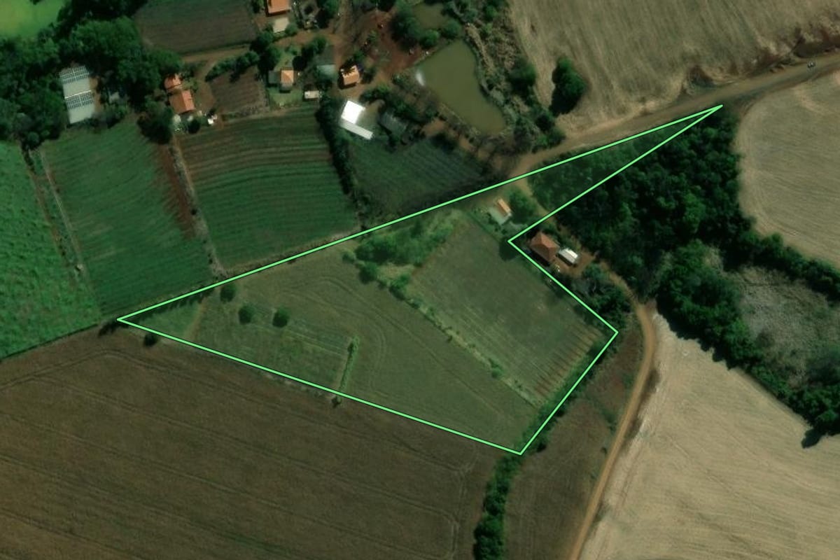 Imagem de satélite do imóvel rural em Assaí (PR), com o contorno declarado no CAR desenhado por cima.