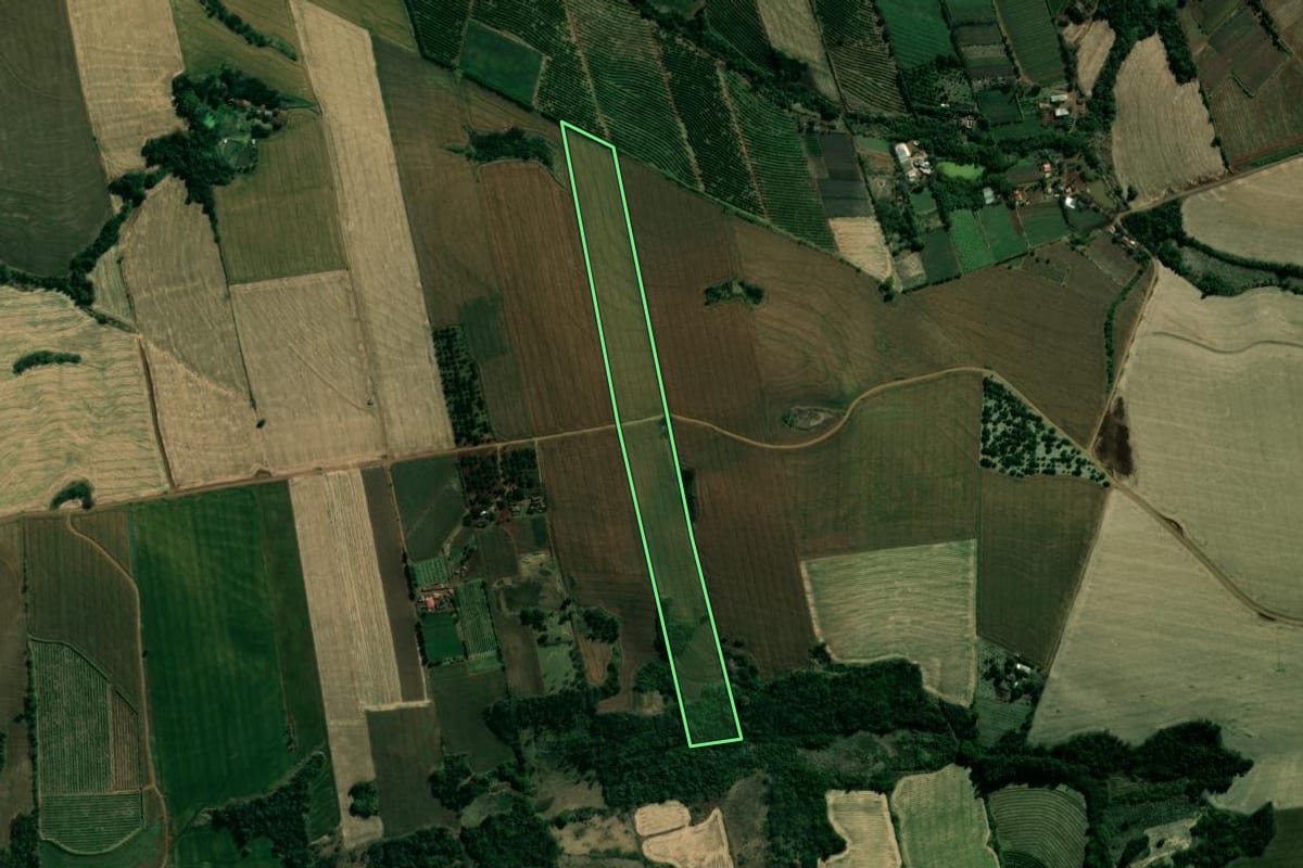 Imagem de satélite do imóvel rural em Assaí (PR), com o contorno declarado no CAR desenhado por cima.