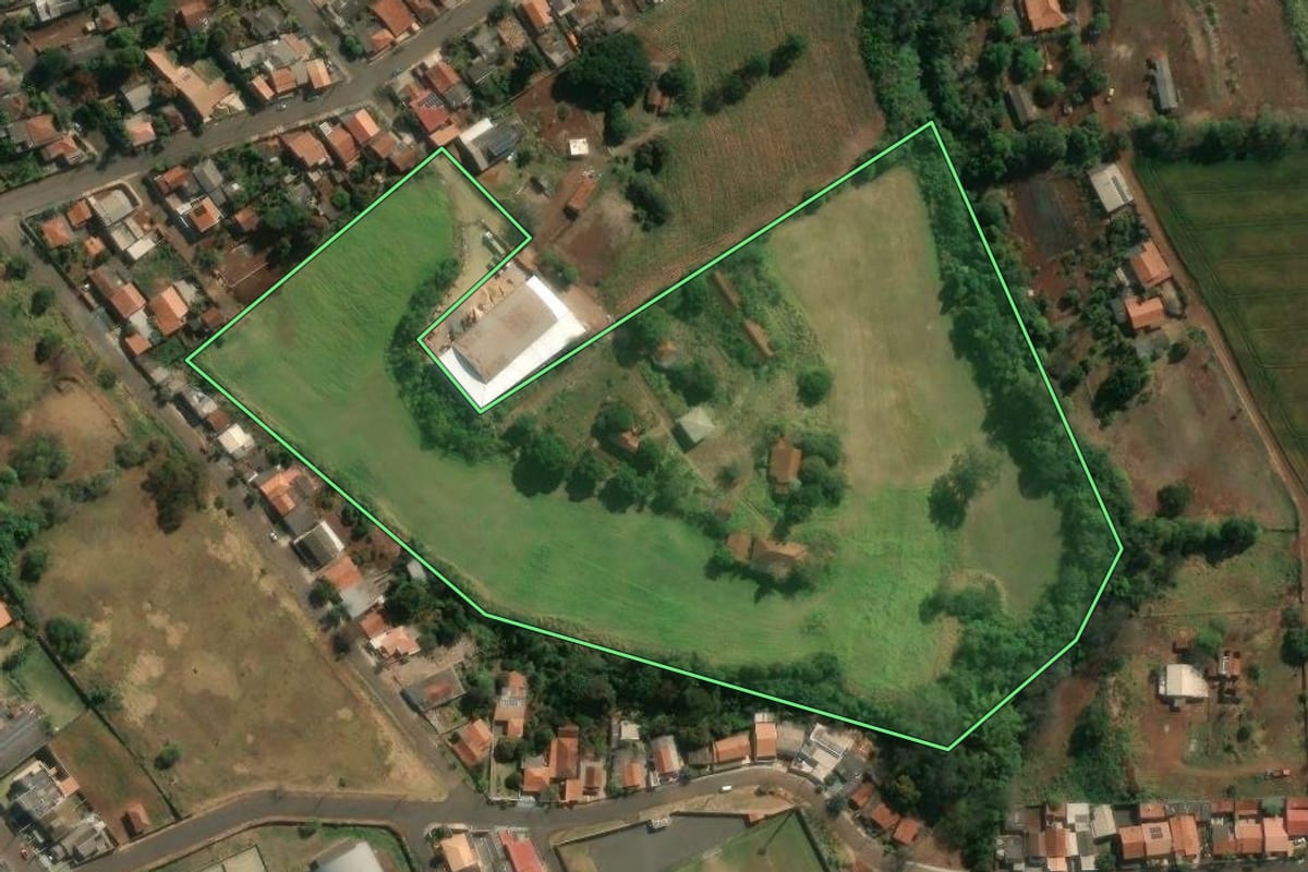 Imagem de satélite do imóvel rural em Assaí (PR), com o contorno declarado no CAR desenhado por cima.