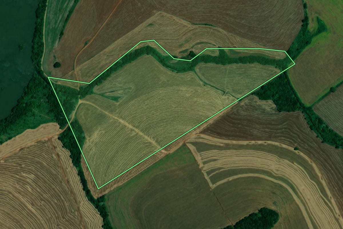 Imagem de satélite do imóvel rural em Assaí (PR), com o contorno declarado no CAR desenhado por cima.