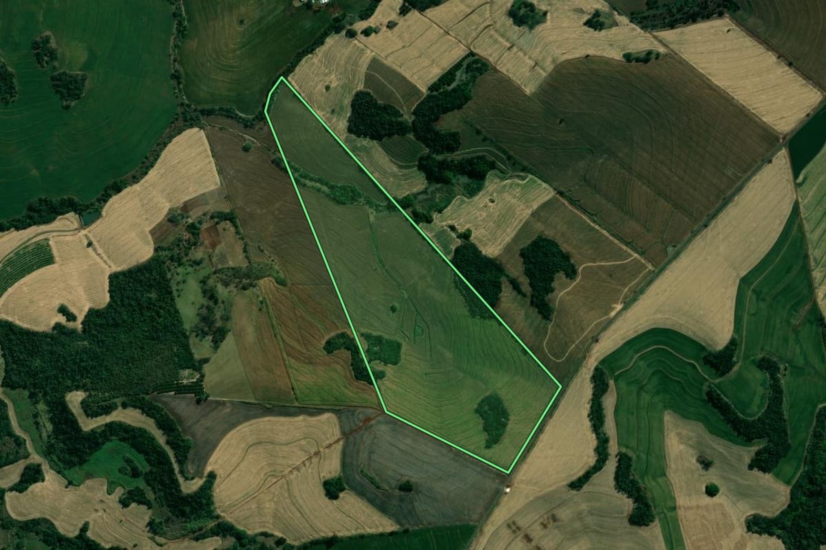 Imagem de satélite do imóvel rural em Assaí (PR), com o contorno declarado no CAR desenhado por cima.