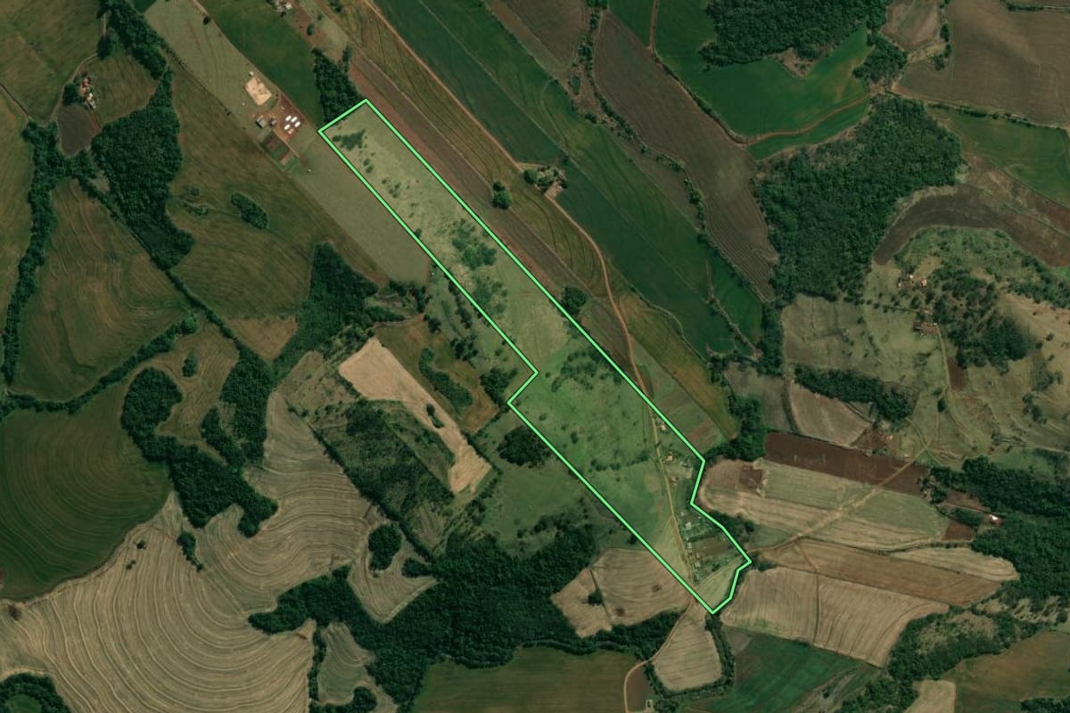 Imagem de satélite do imóvel rural em Assaí (PR), com o contorno declarado no CAR desenhado por cima.