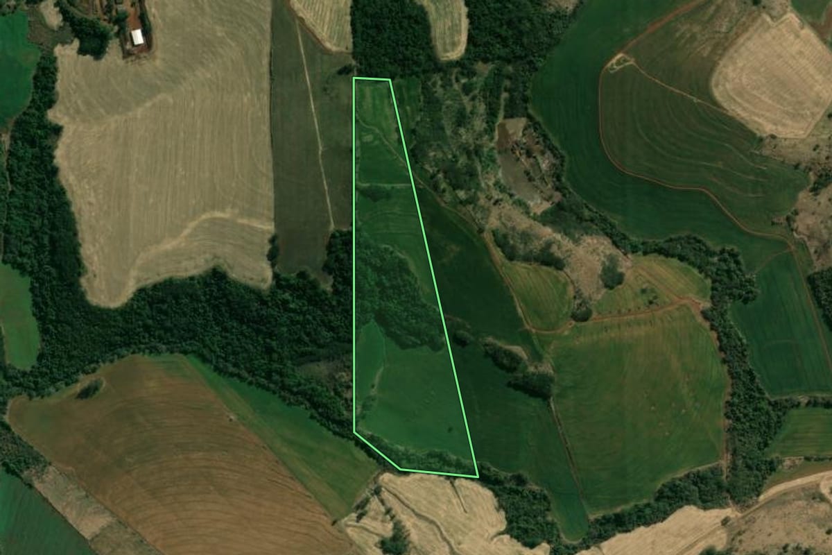 Imagem de satélite do imóvel rural em Assaí (PR), com o contorno declarado no CAR desenhado por cima.