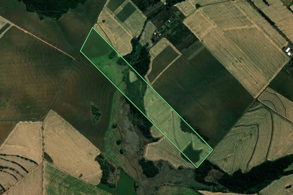 Imagem de satélite do imóvel rural em Assaí (PR), com o contorno declarado no CAR desenhado por cima.
