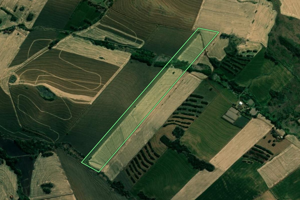 Imagem de satélite do imóvel rural em Assaí (PR), com o contorno declarado no CAR desenhado por cima.