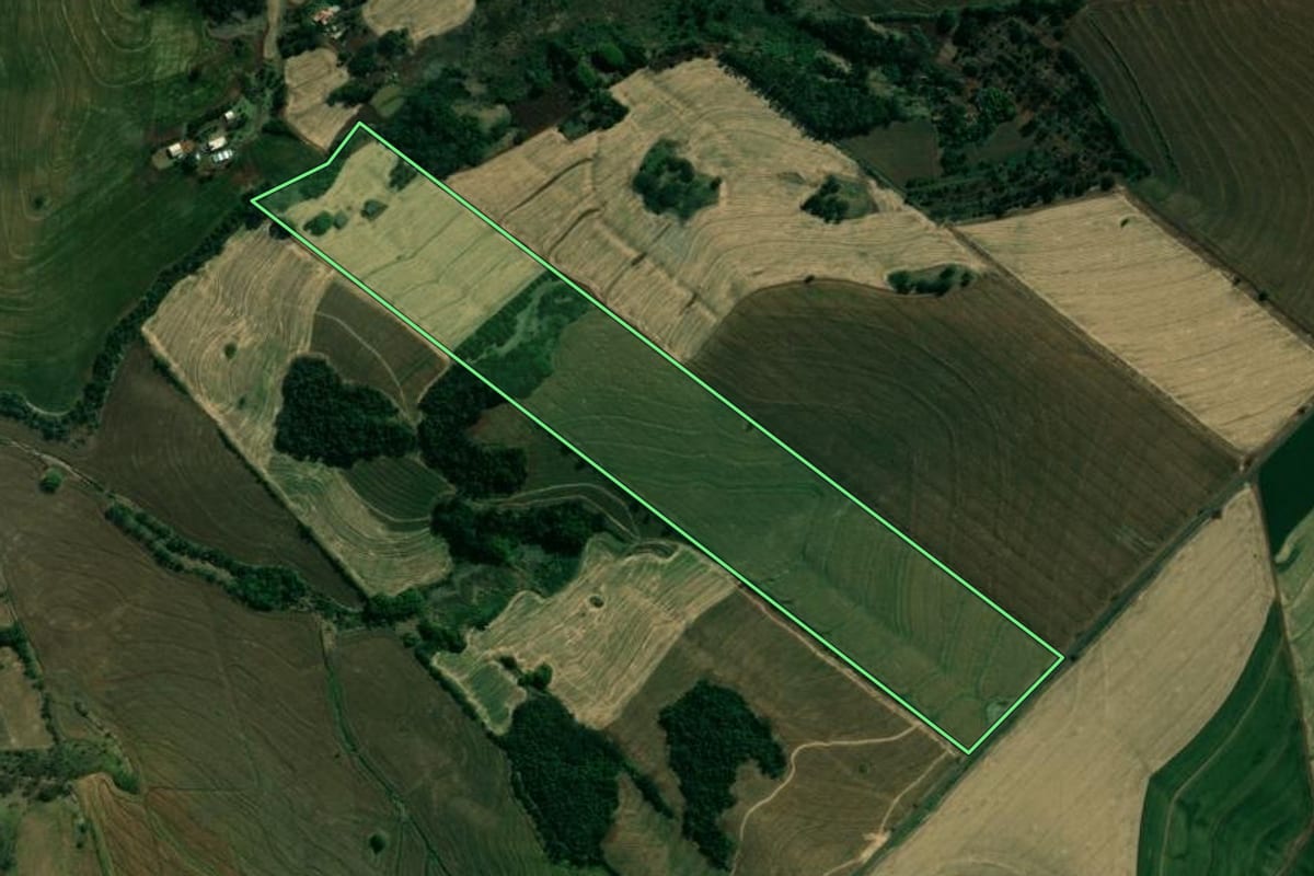 Imagem de satélite do imóvel rural em Assaí (PR), com o contorno declarado no CAR desenhado por cima.