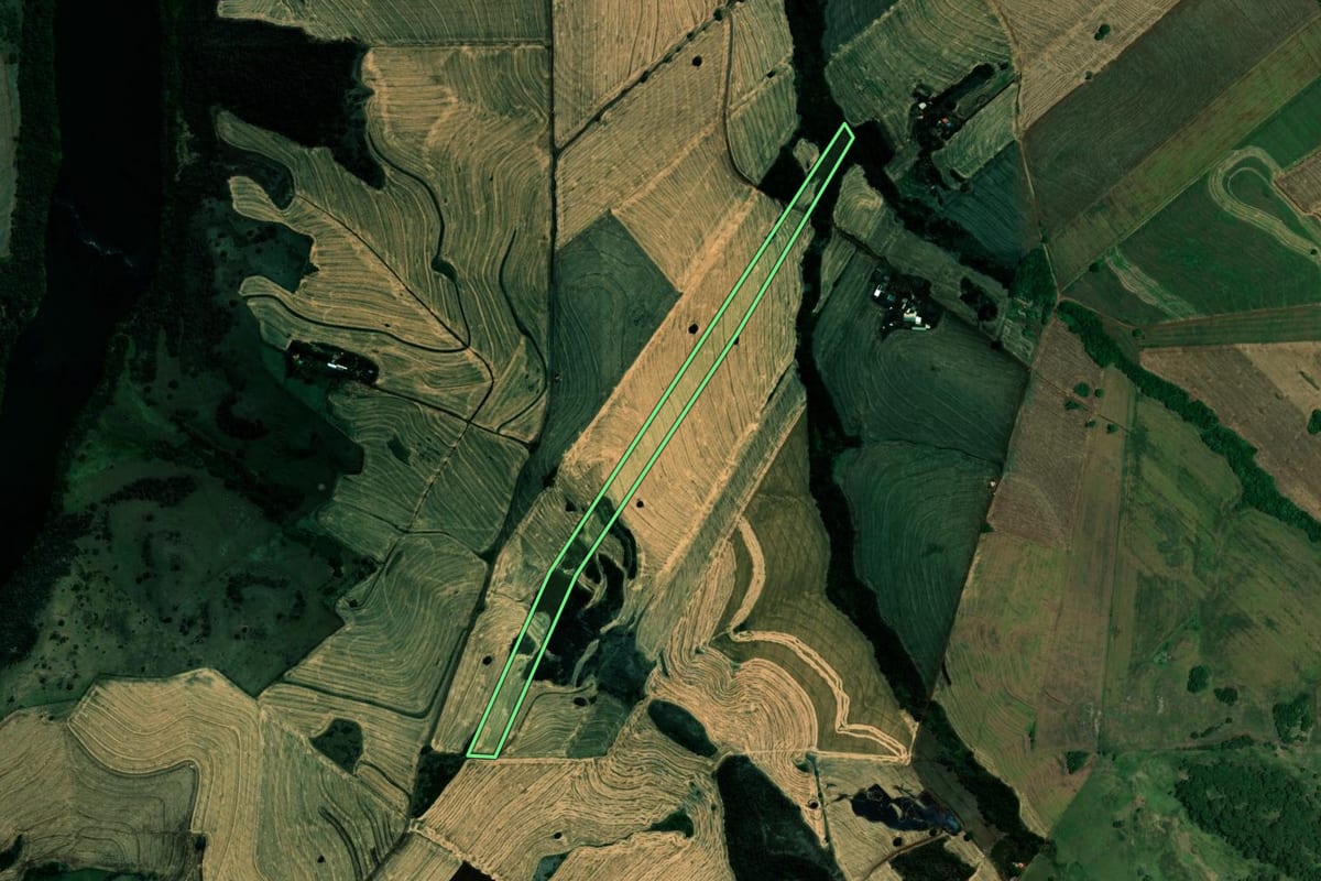 Imagem de satélite do imóvel rural em Assaí (PR), com o contorno declarado no CAR desenhado por cima.
