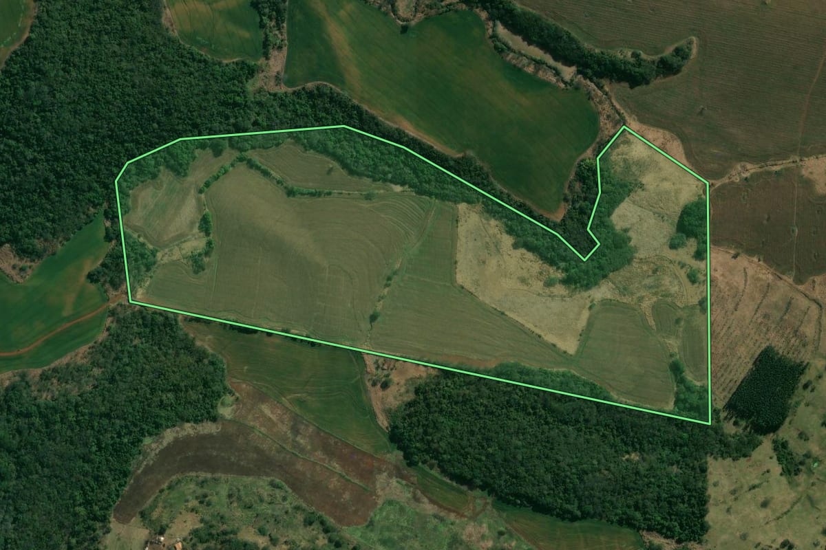 Imagem de satélite do imóvel rural em Assaí (PR), com o contorno declarado no CAR desenhado por cima.