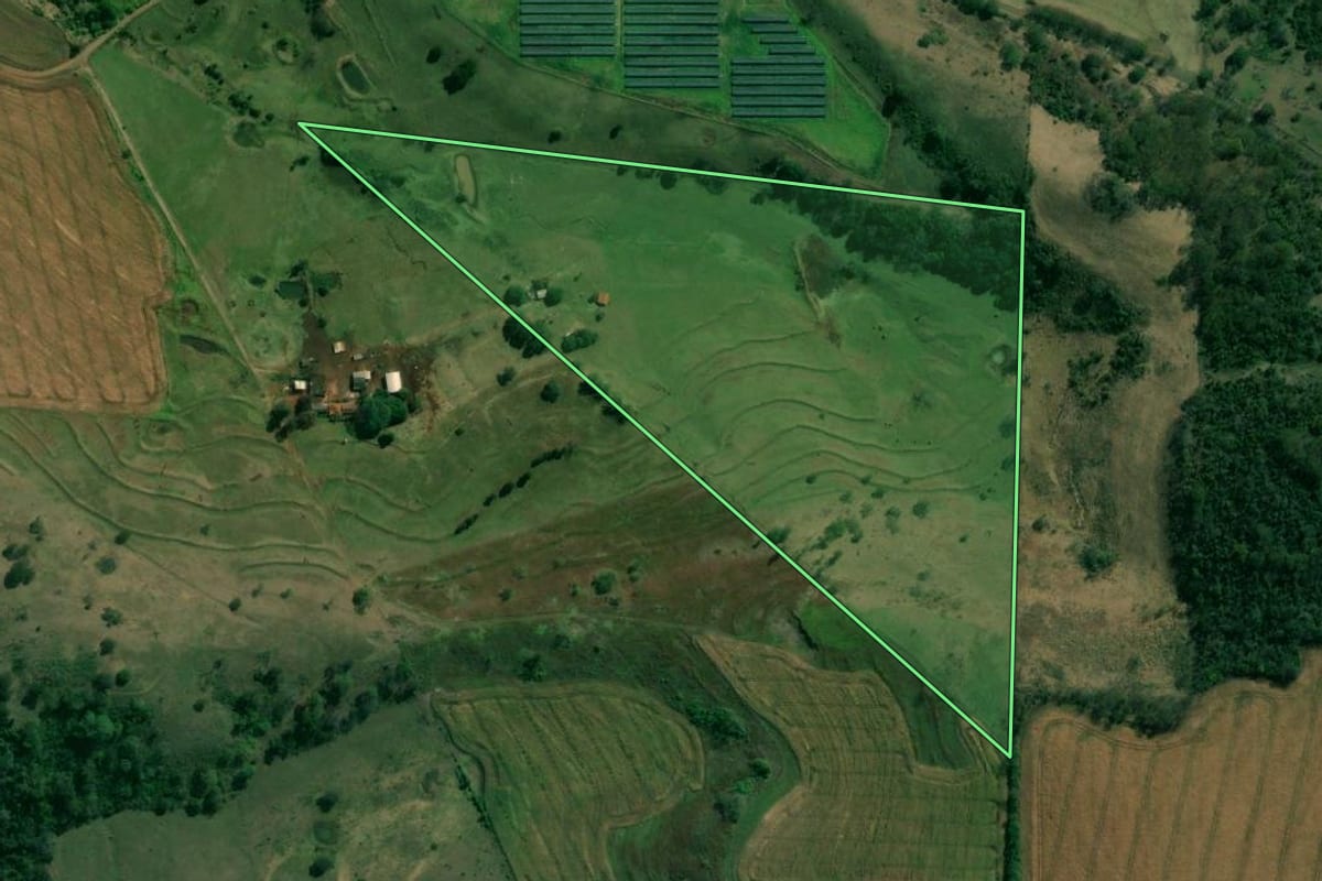 Imagem de satélite do imóvel rural em Assaí (PR), com o contorno declarado no CAR desenhado por cima.