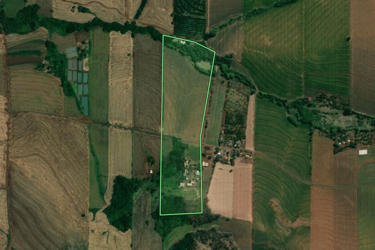 Imagem de satélite do imóvel rural em Assaí (PR), com o contorno declarado no CAR desenhado por cima.