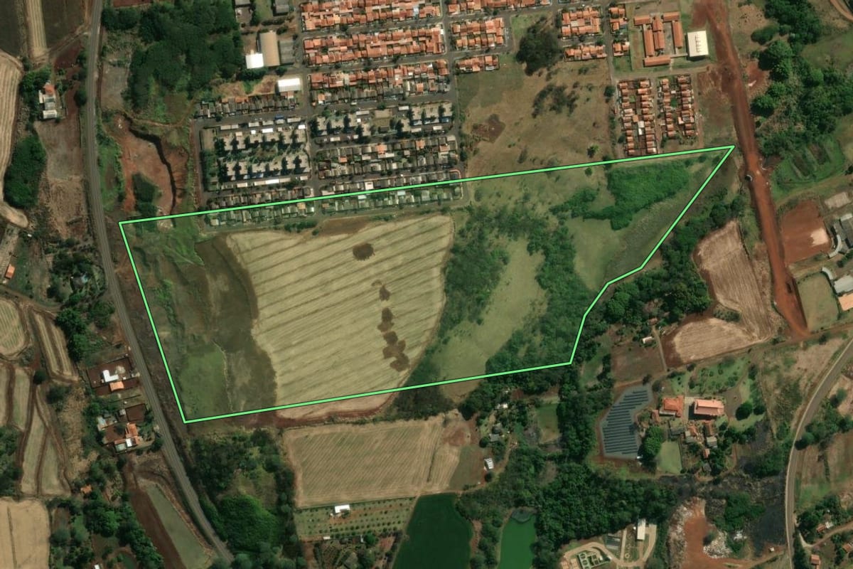 Imagem de satélite do imóvel rural em Assaí (PR), com o contorno declarado no CAR desenhado por cima.