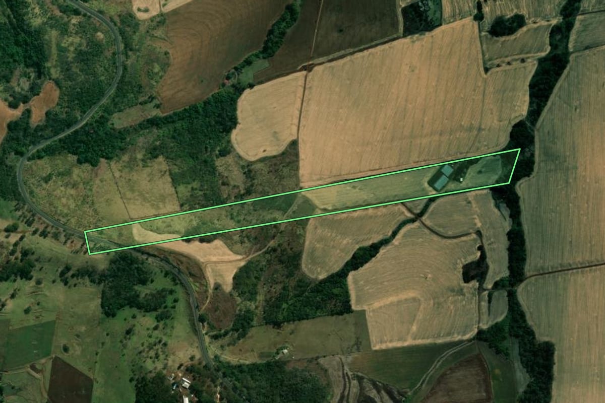 Imagem de satélite do imóvel rural em Assaí (PR), com o contorno declarado no CAR desenhado por cima.
