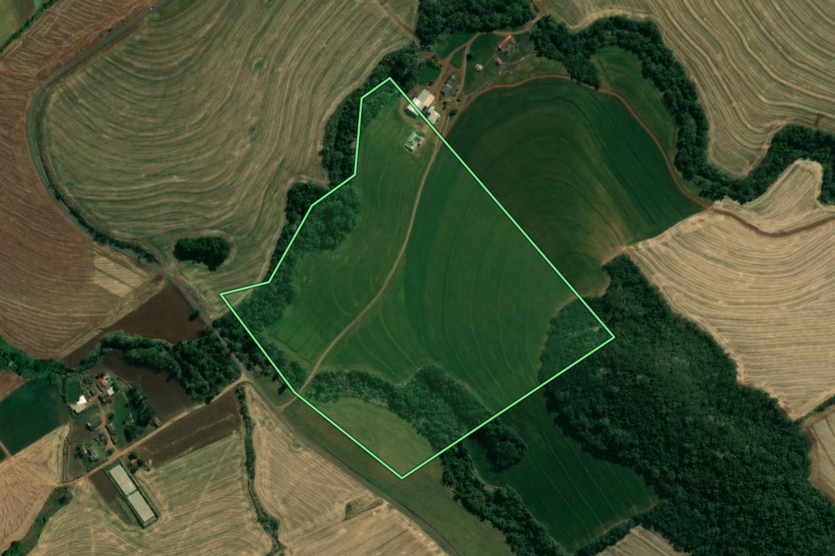 Imagem de satélite do imóvel rural em Assaí (PR), com o contorno declarado no CAR desenhado por cima.