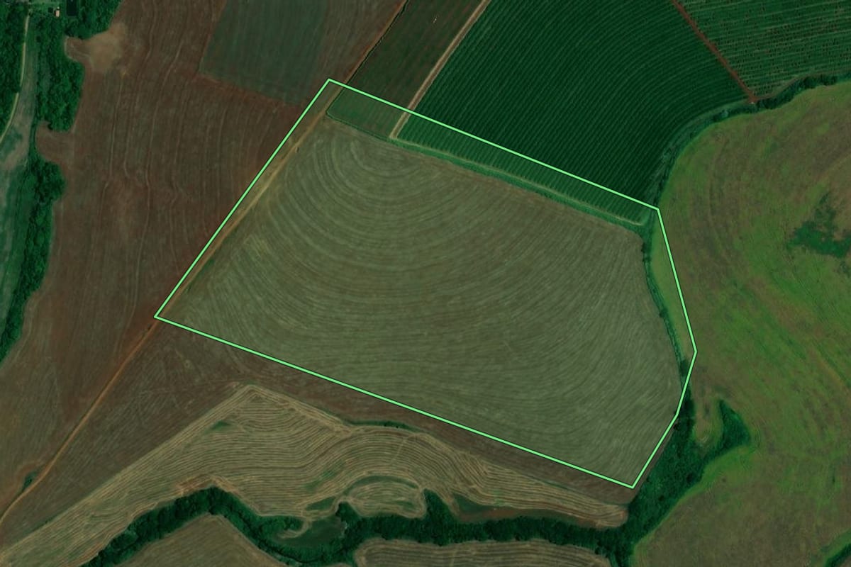 Imagem de satélite do imóvel rural em Assaí (PR), com o contorno declarado no CAR desenhado por cima.