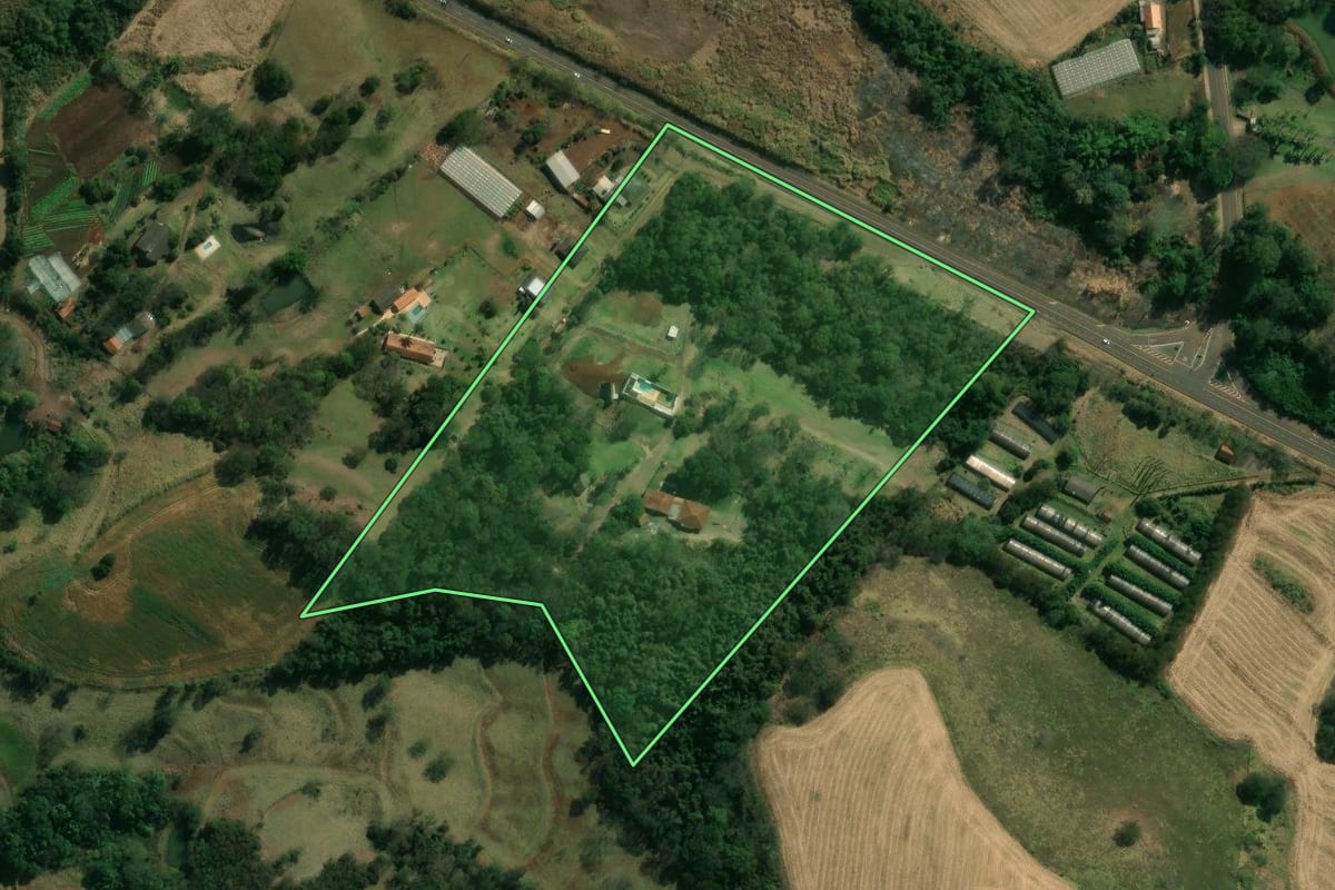 Imagem de satélite do imóvel rural em Assaí (PR), com o contorno declarado no CAR desenhado por cima.