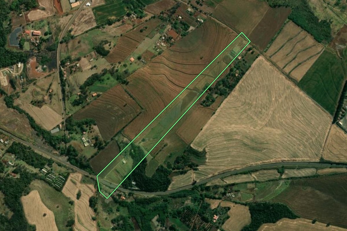 Imagem de satélite do imóvel rural em Assaí (PR), com o contorno declarado no CAR desenhado por cima.