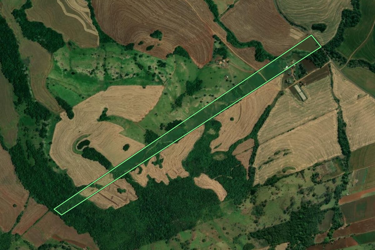 Imagem de satélite do imóvel rural em Assaí (PR), com o contorno declarado no CAR desenhado por cima.