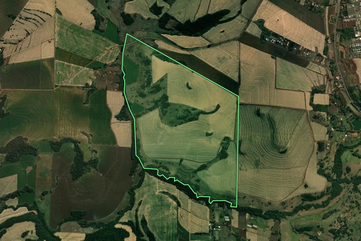 Imagem de satélite do imóvel rural em Assaí (PR), com o contorno declarado no CAR desenhado por cima.