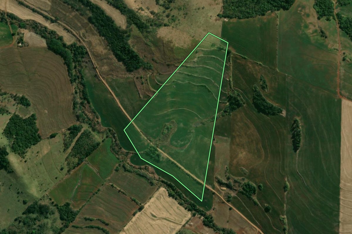 Imagem de satélite do imóvel rural em Assaí (PR), com o contorno declarado no CAR desenhado por cima.
