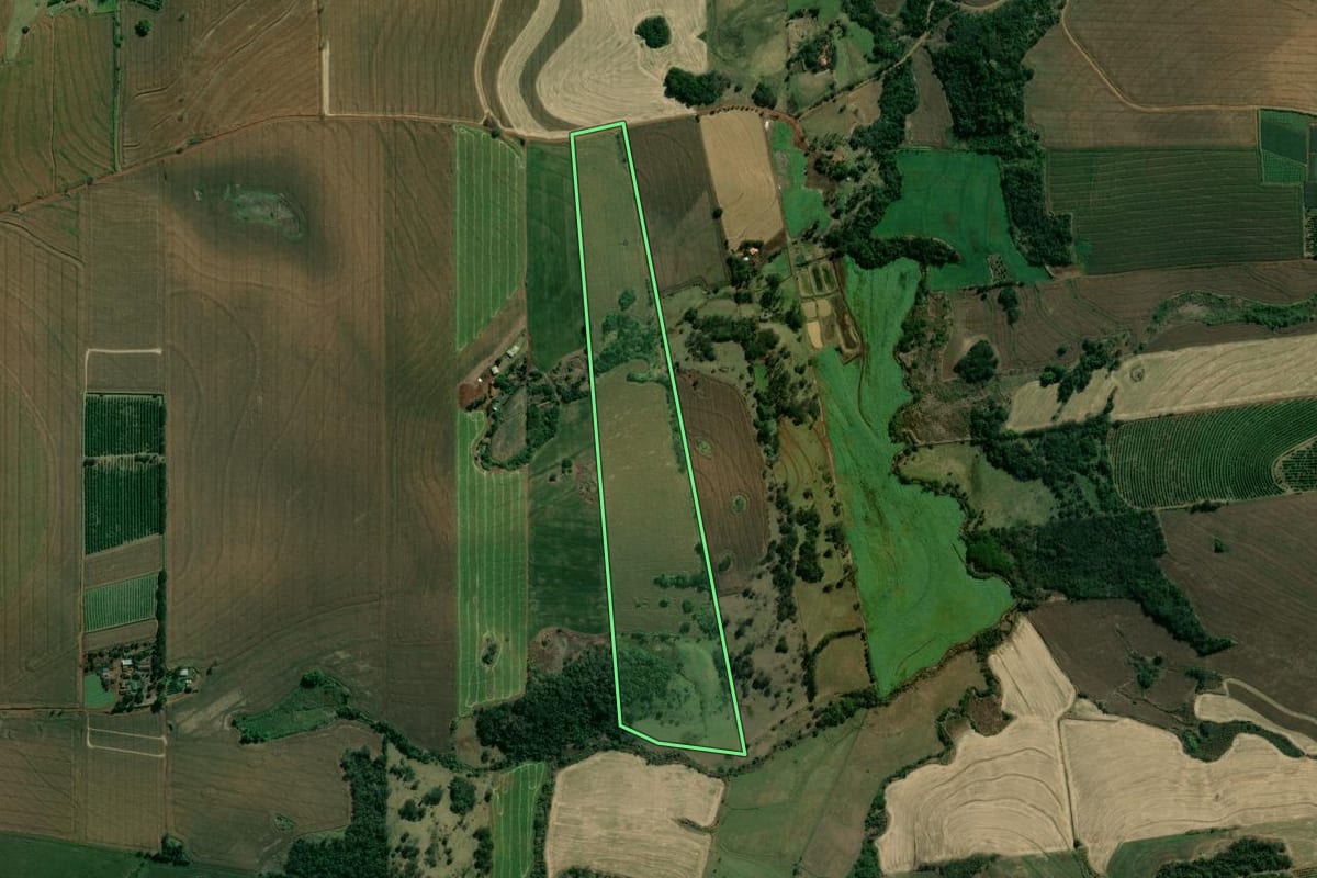 Imagem de satélite do imóvel rural em Assaí (PR), com o contorno declarado no CAR desenhado por cima.