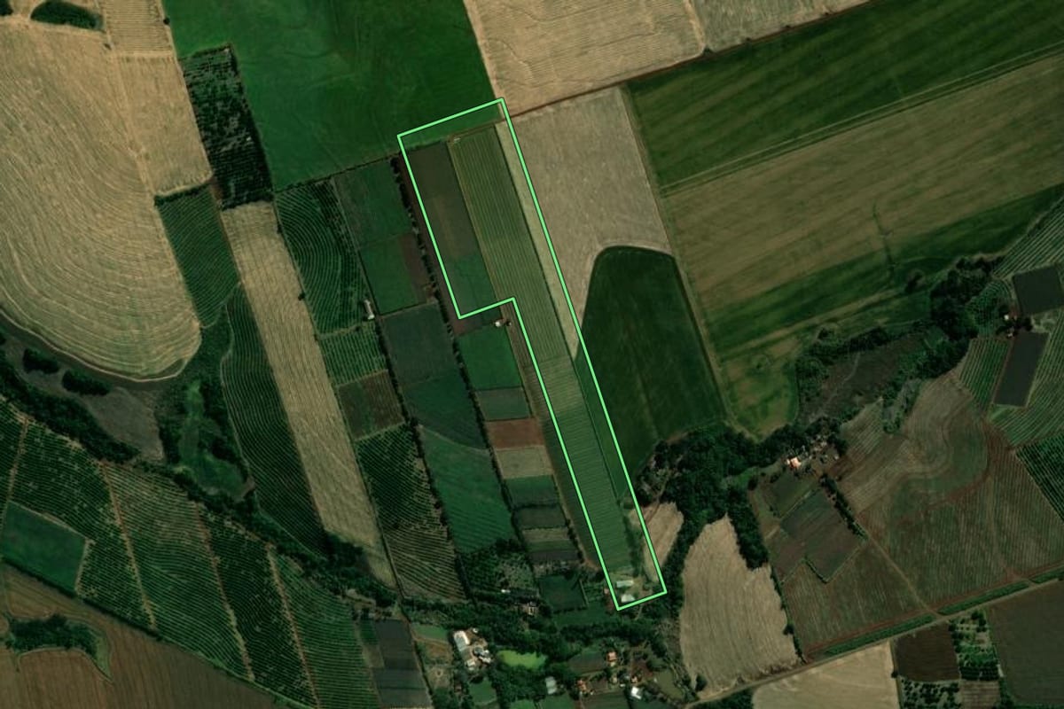 Imagem de satélite do imóvel rural em Assaí (PR), com o contorno declarado no CAR desenhado por cima.