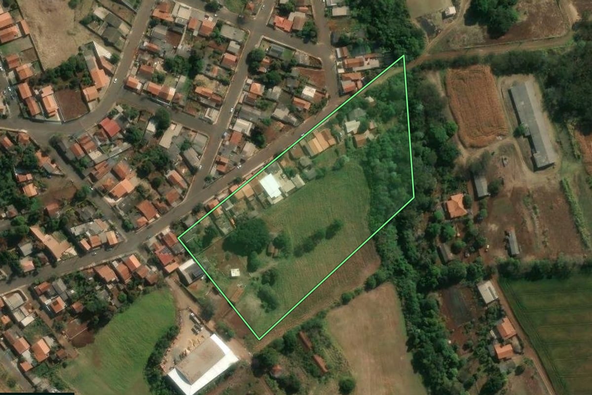 Imagem de satélite do imóvel rural em Assaí (PR), com o contorno declarado no CAR desenhado por cima.