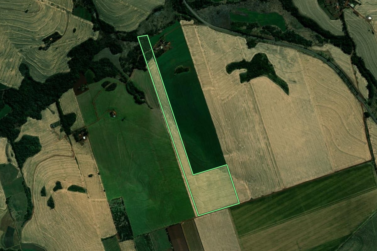 Imagem de satélite do imóvel rural em Assaí (PR), com o contorno declarado no CAR desenhado por cima.