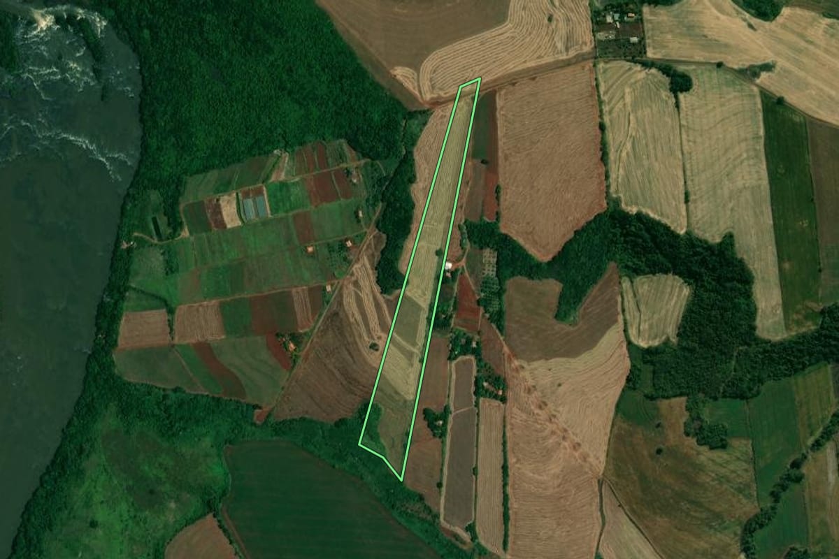 Imagem de satélite do imóvel rural em Assaí (PR), com o contorno declarado no CAR desenhado por cima.