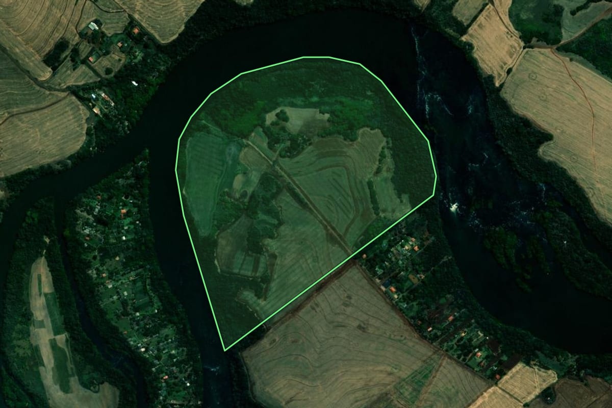 Imagem de satélite do imóvel rural em Assaí (PR), com o contorno declarado no CAR desenhado por cima.