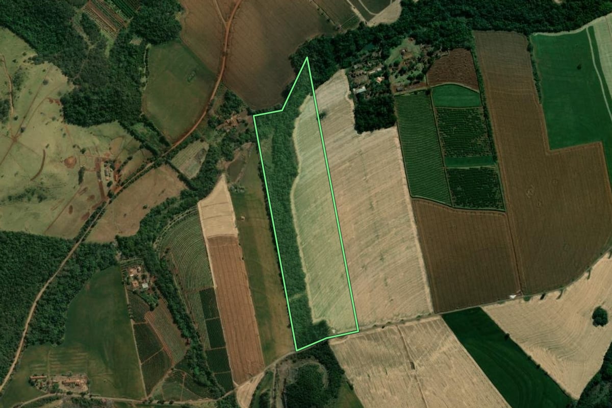 Imagem de satélite do imóvel rural em Assaí (PR), com o contorno declarado no CAR desenhado por cima.