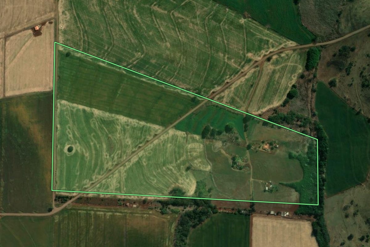 Imagem de satélite do imóvel rural em Assaí (PR), com o contorno declarado no CAR desenhado por cima.