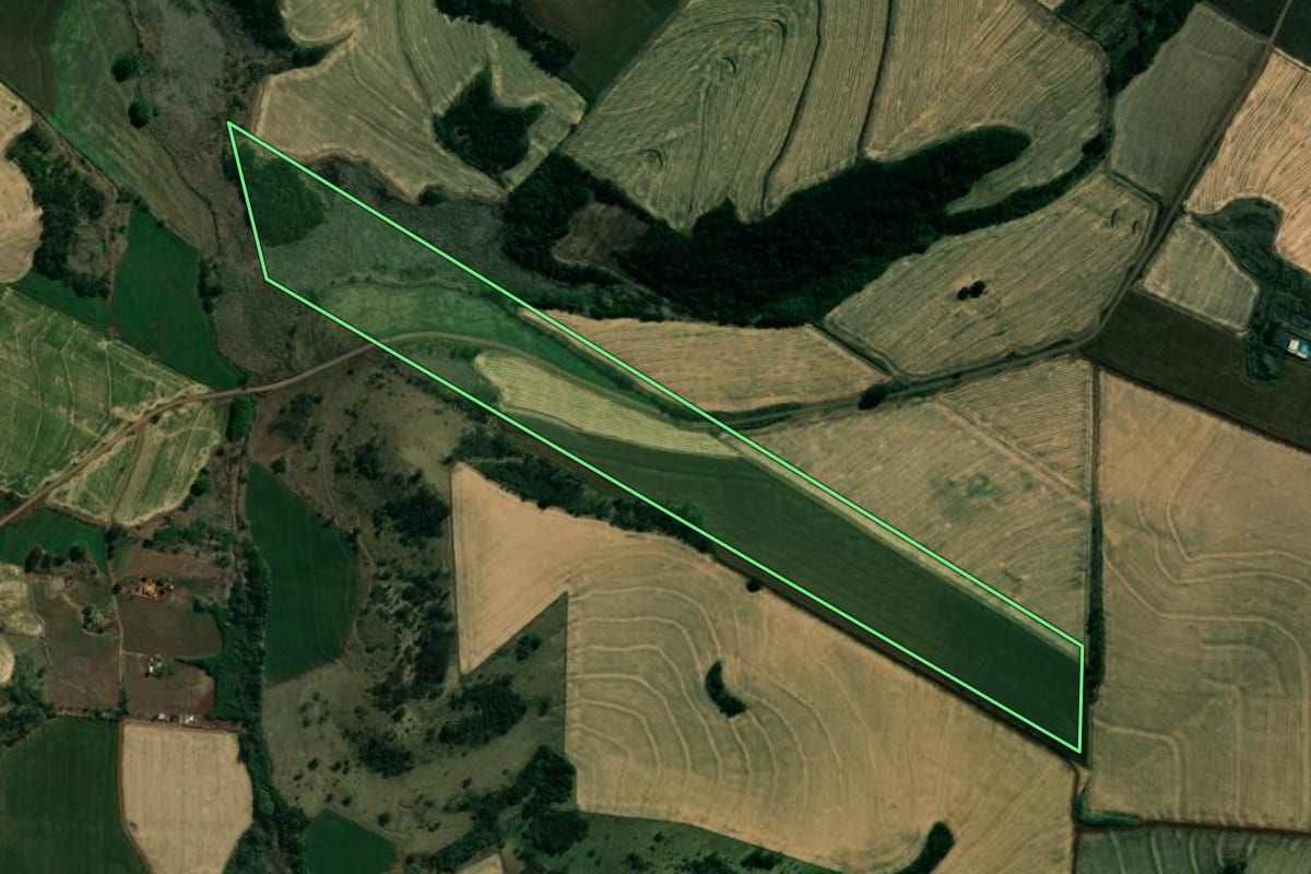 Imagem de satélite do imóvel rural em Assaí (PR), com o contorno declarado no CAR desenhado por cima.
