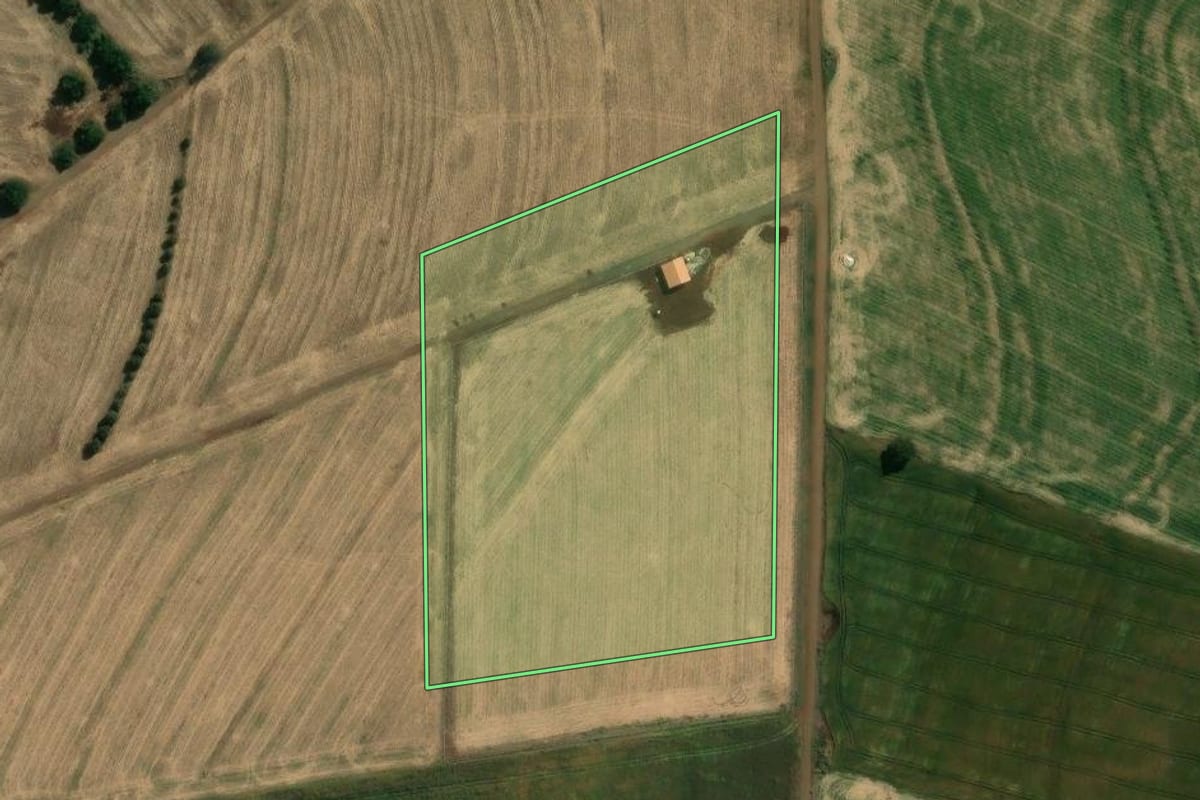 Imagem de satélite do imóvel rural em Assaí (PR), com o contorno declarado no CAR desenhado por cima.