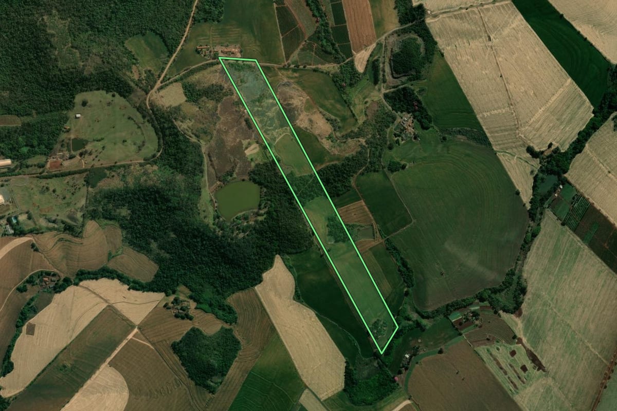 Imagem de satélite do imóvel rural em Assaí (PR), com o contorno declarado no CAR desenhado por cima.