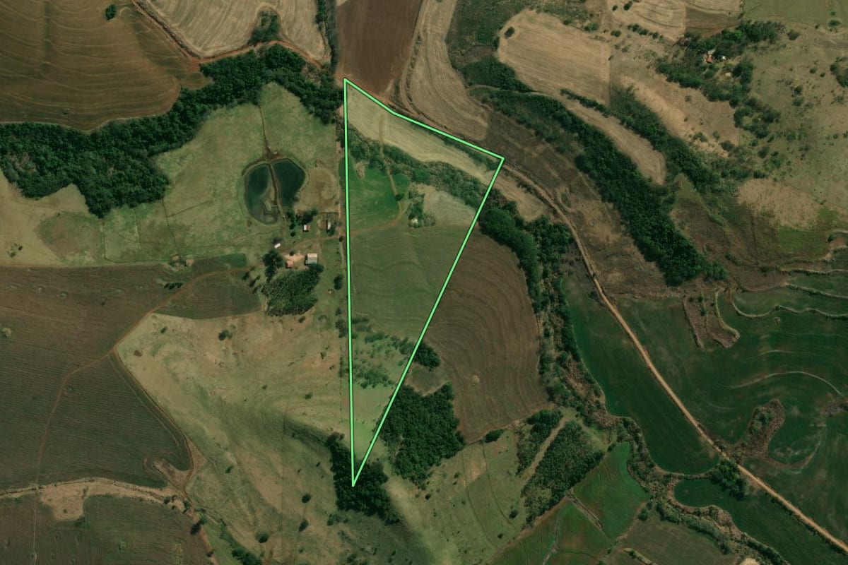 Imagem de satélite do imóvel rural em Assaí (PR), com o contorno declarado no CAR desenhado por cima.