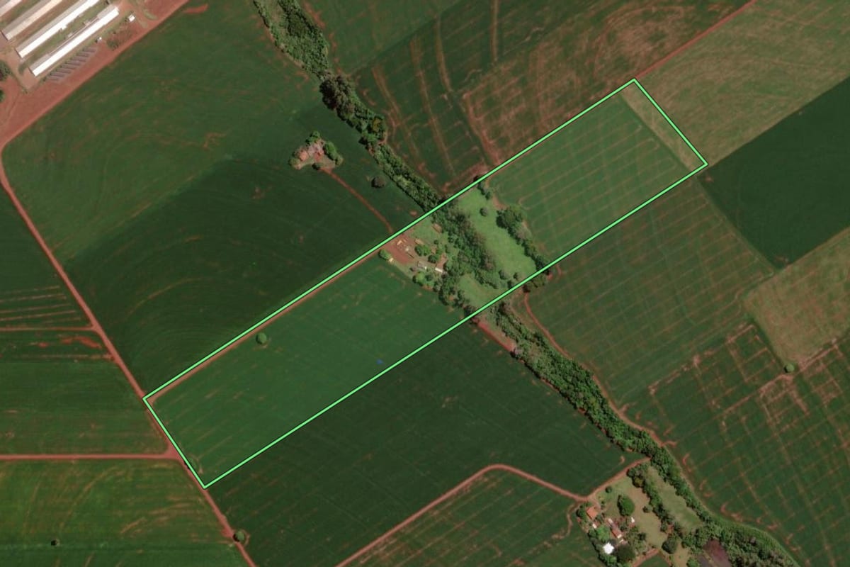Imagem de satélite do imóvel rural em Assis Chateaubriand (PR), com o contorno declarado no CAR desenhado por cima.
