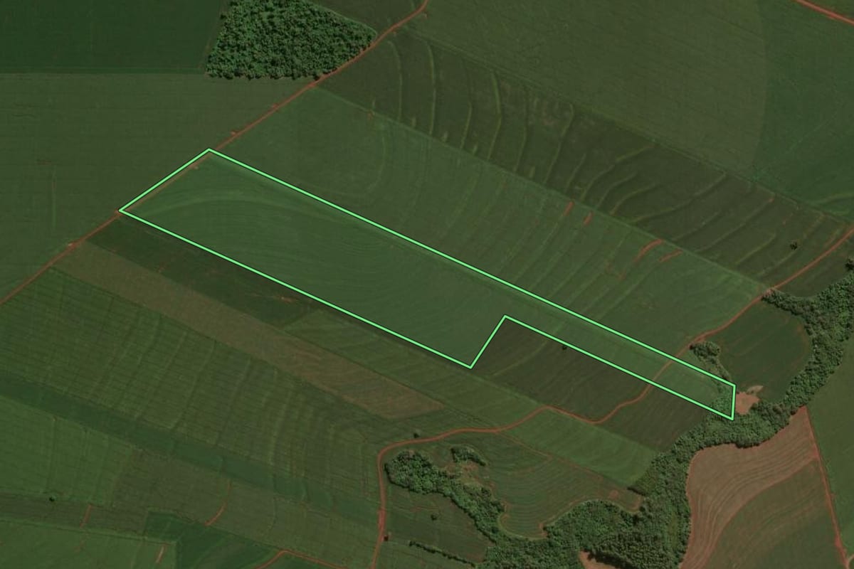 Imagem de satélite do imóvel rural em Assis Chateaubriand (PR), com o contorno declarado no CAR desenhado por cima.