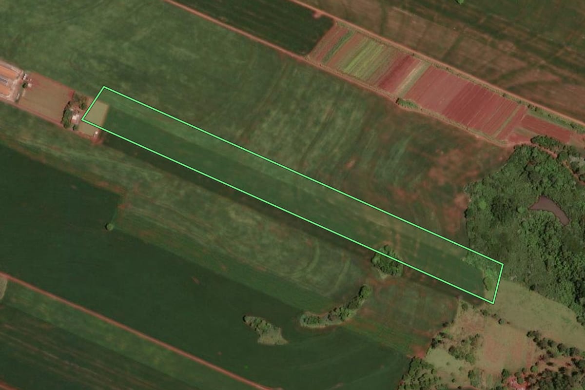 Imagem de satélite do imóvel rural em Assis Chateaubriand (PR), com o contorno declarado no CAR desenhado por cima.