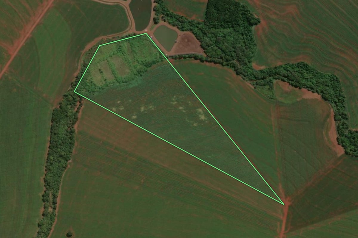 Imagem de satélite do imóvel rural em Assis Chateaubriand (PR), com o contorno declarado no CAR desenhado por cima.