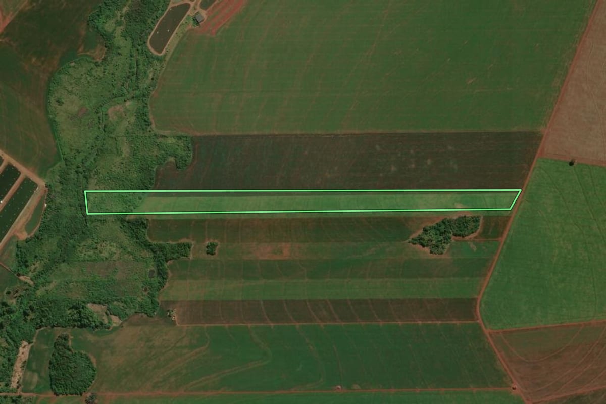 Imagem de satélite do imóvel rural em Assis Chateaubriand (PR), com o contorno declarado no CAR desenhado por cima.