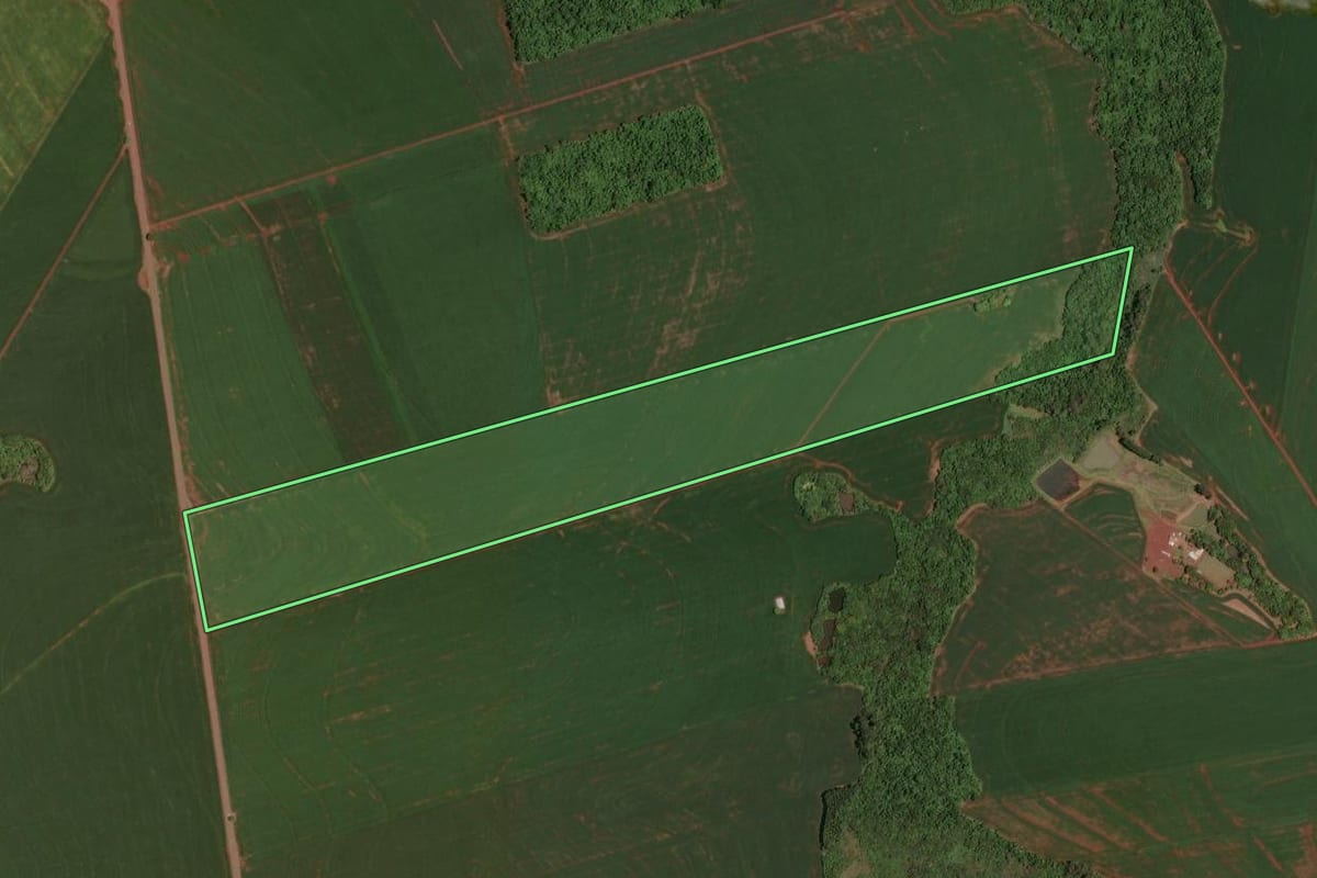 Imagem de satélite do imóvel rural em Assis Chateaubriand (PR), com o contorno declarado no CAR desenhado por cima.
