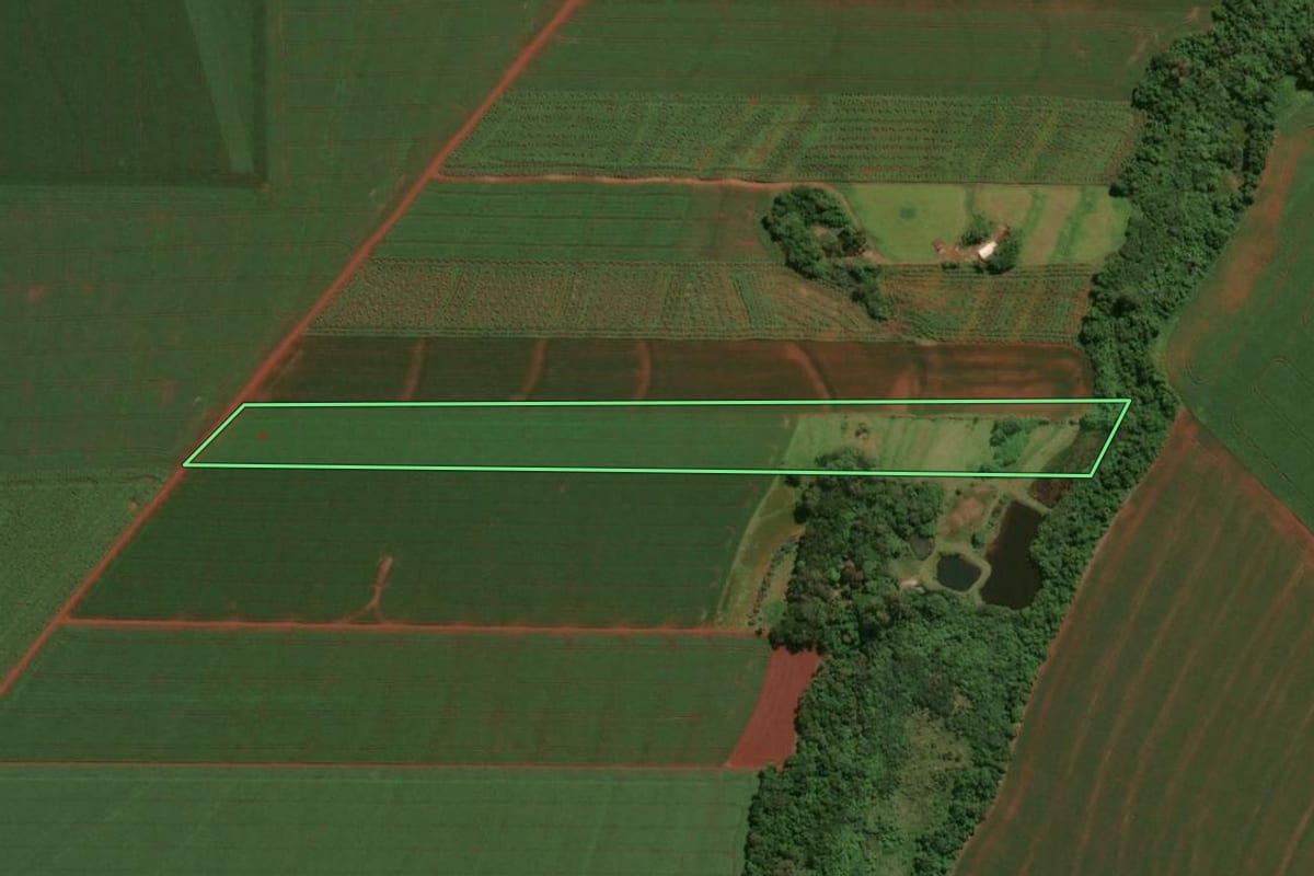 Imagem de satélite do imóvel rural em Assis Chateaubriand (PR), com o contorno declarado no CAR desenhado por cima.