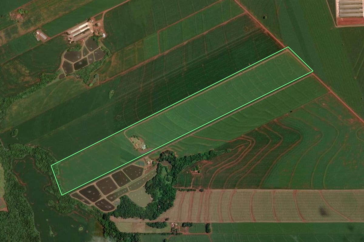 Imagem de satélite do imóvel rural em Assis Chateaubriand (PR), com o contorno declarado no CAR desenhado por cima.