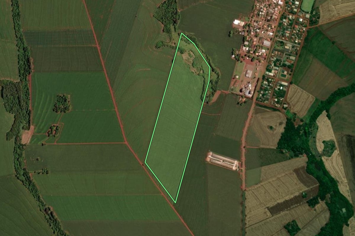 Imagem de satélite do imóvel rural em Assis Chateaubriand (PR), com o contorno declarado no CAR desenhado por cima.